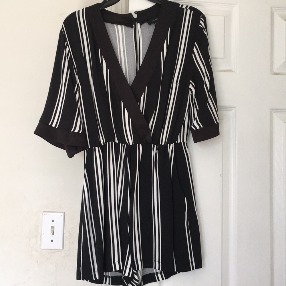 NWOT Kimono style romper. Size 00-0.